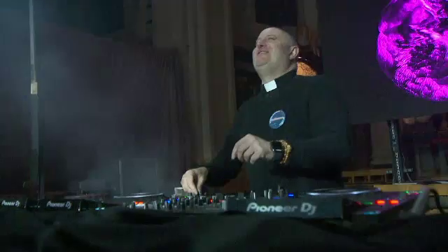 „Nu contează ce religie ai.” Preotul DJ care transformă lăcașul de cult în ring de dans
