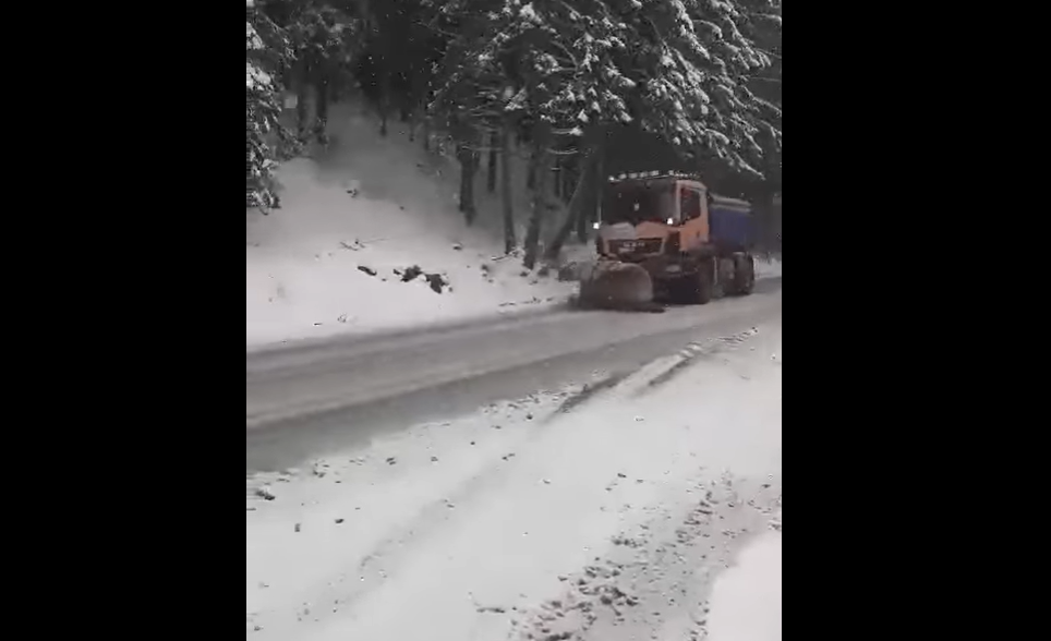 Avertizare Infotrafic. Ninge slab în zona montană din mai multe judeţe, izolat pe carosabil fiind zăpadă frământată