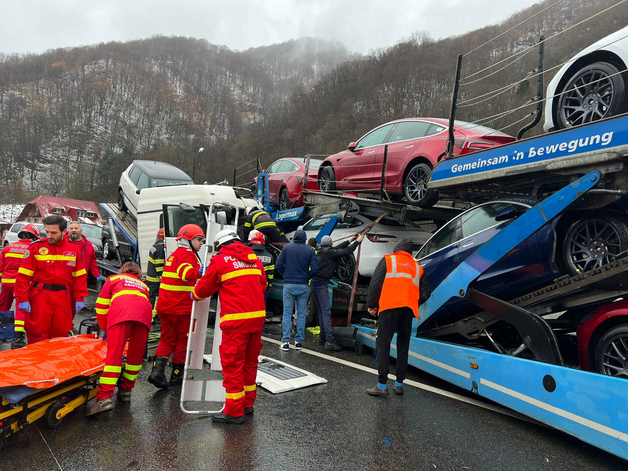 O platformă auto cu mașini Tesla a fost spulberată pe Valea Oltului de o alta, care transporta autoturisme second hand. FOTO