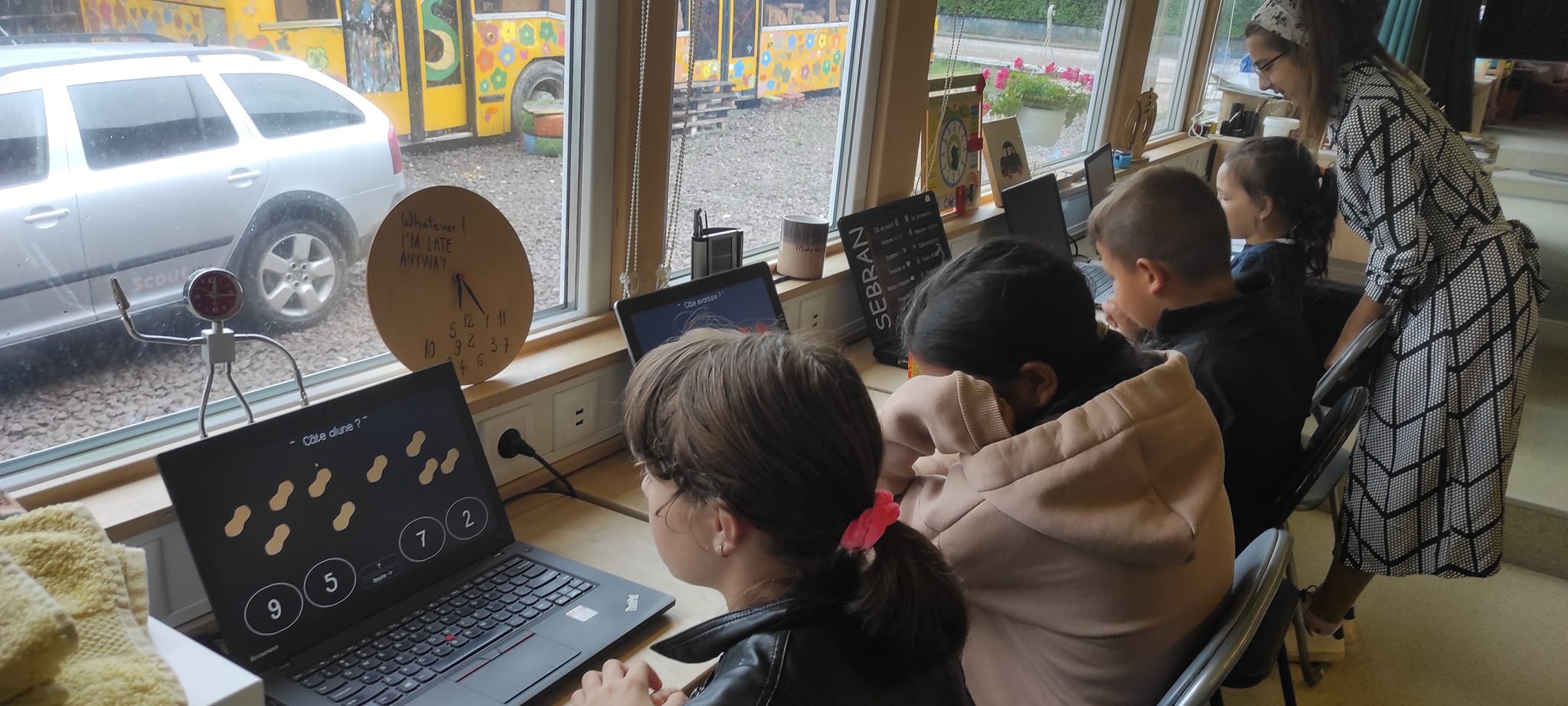 Când vocația de dascăl schimbă destine de copii din zone vulnerabile. EduBuzz, școala din autobuz, în Brașov