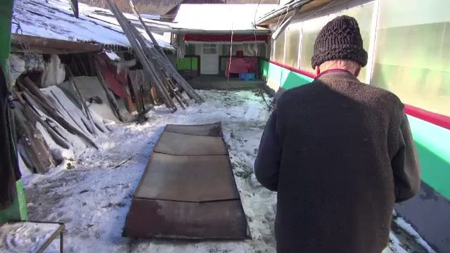 „Supărare. Nu mai pot. Și ea e cardiacă. Ce să facem?”. Doi bătrâni și fiul lor au rămas fără locuință în prag de sărbători