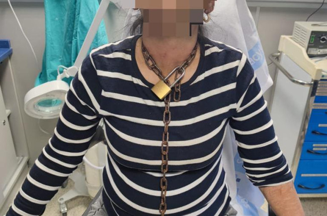 O femeie a mers la spital legată cu lanțuri la gât și mâini și plină de vânătăi. Ce le-a spus polițiștilor