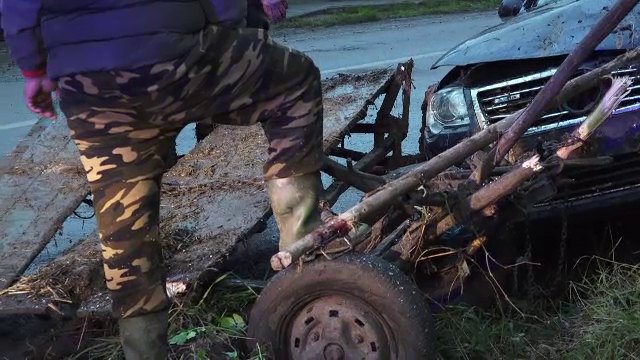 Doi bărbați din Mureș au scăpat cu viață după ce o mașină s-a izbit de căruța în care se aflau. Șoferului i s-a făcut rău