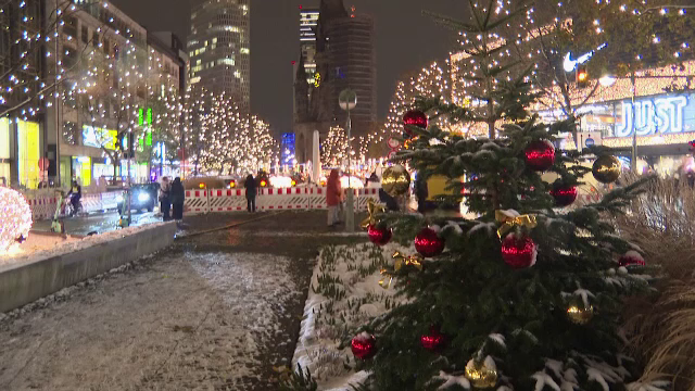 Milioane de luminițe aprinse pe străzile din Berlin. În centrul orașului sunt nu mai puțin de 500 de brazi