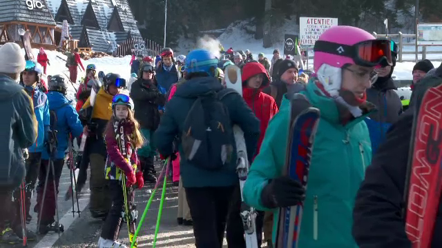 „Ca astăzi n-am întâlnit în nicio zi.” Valea Prahovei, inundată de turiști dornici să meargă la schi