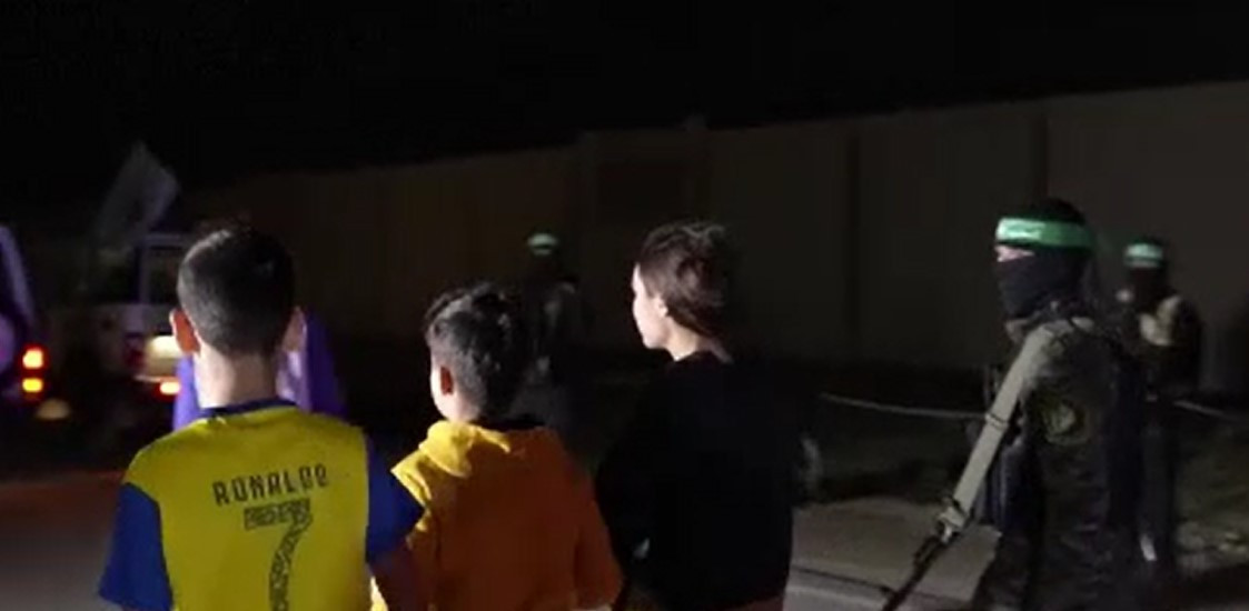 Hamas i-a îngrozit. Calvarul copiilor evrei eliberați din Gaza continuă: "Mănâncă puțin și nu-și pot închide ochii"