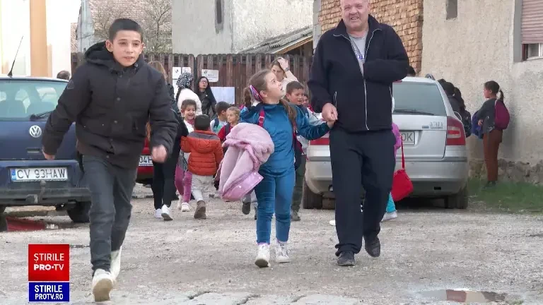 Când vocația de dascăl schimbă destine de copii amărâți. EduBuzz, școala din autobuz, în Brașov: „Să fie nițel mai bine”