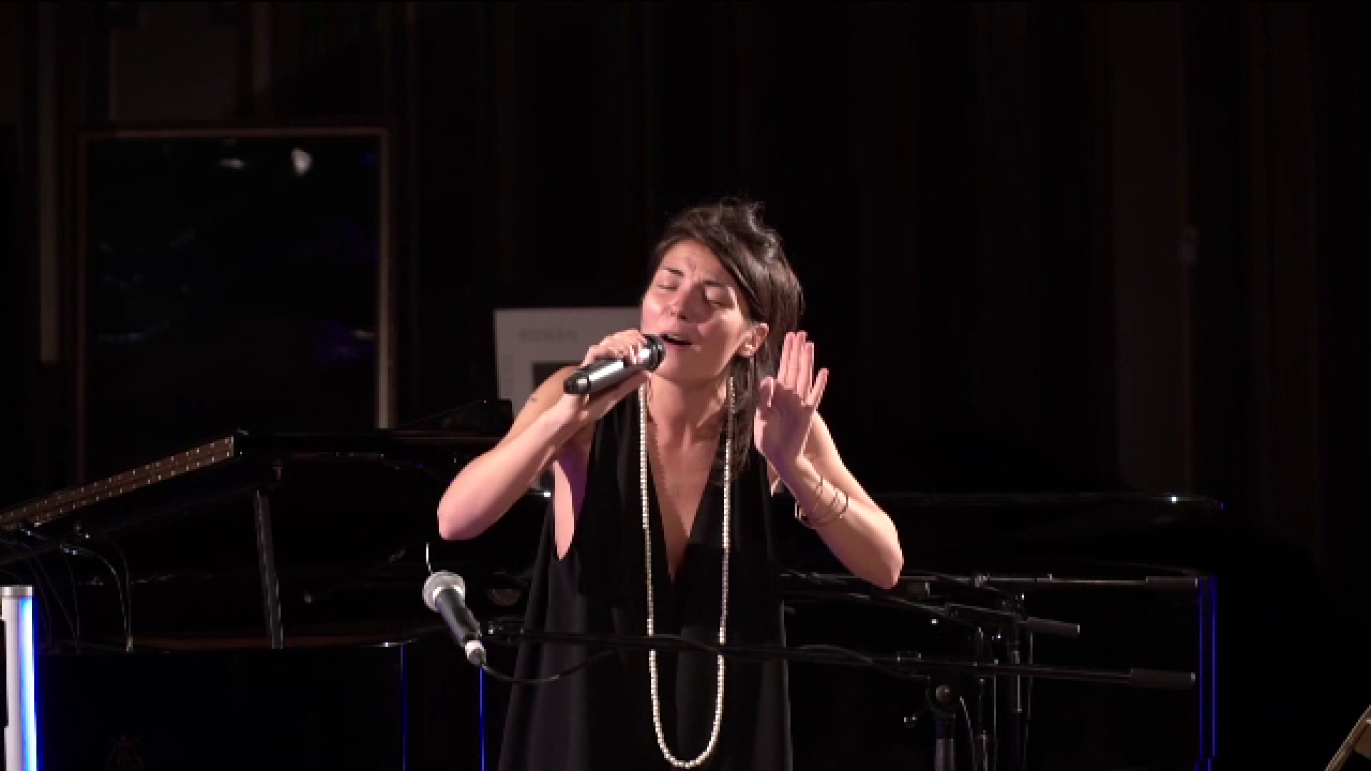 Explorând origini și evocând trecutul. Cine e Corina Sîrghi, „fata de la Dunăre” care reînvie muzica lăutărească pe mapamond