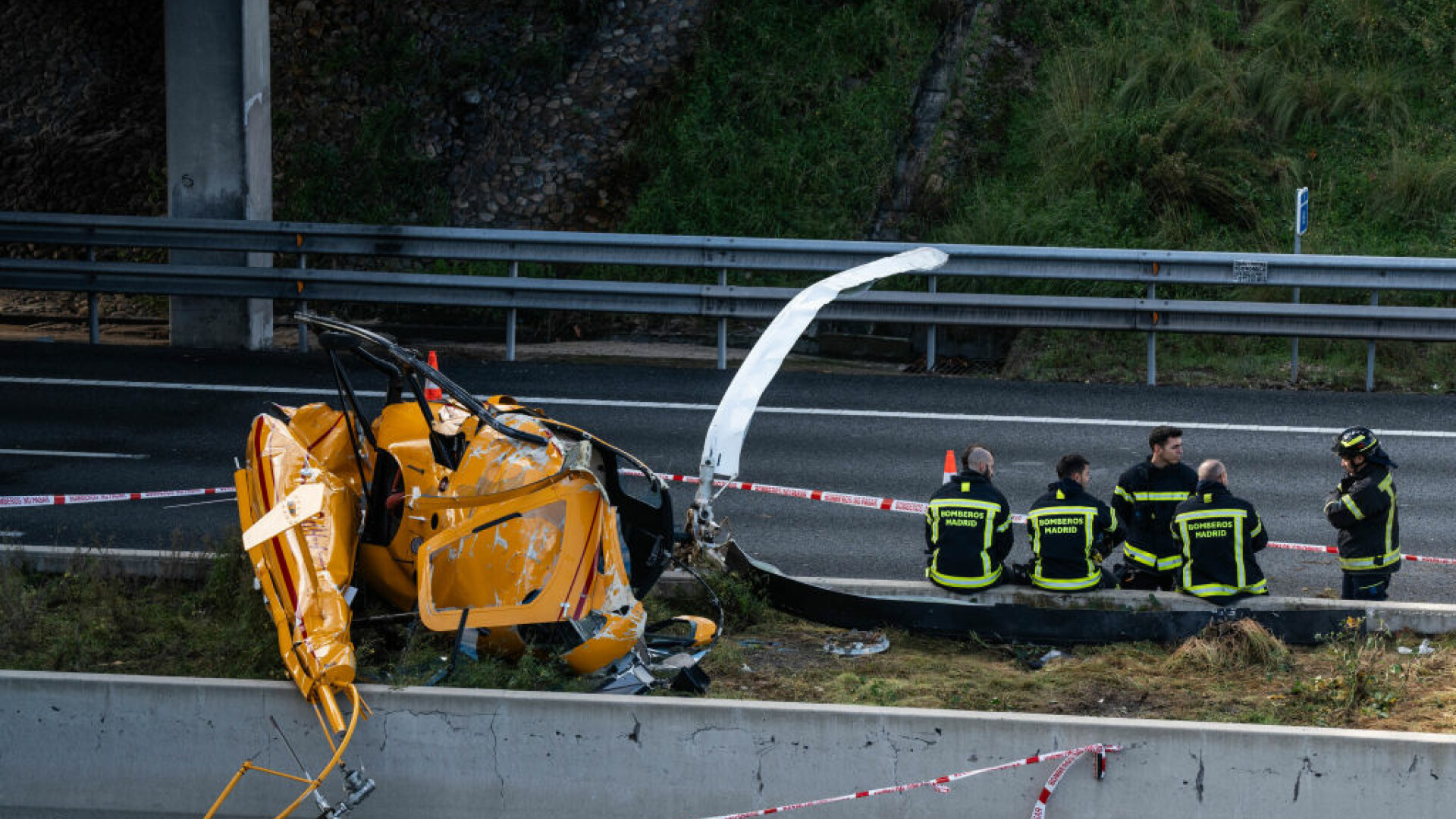 Un elicopter s-a prăbușit peste o autostradă din Madrid. Ce s-a întâmplat cu pasagerii