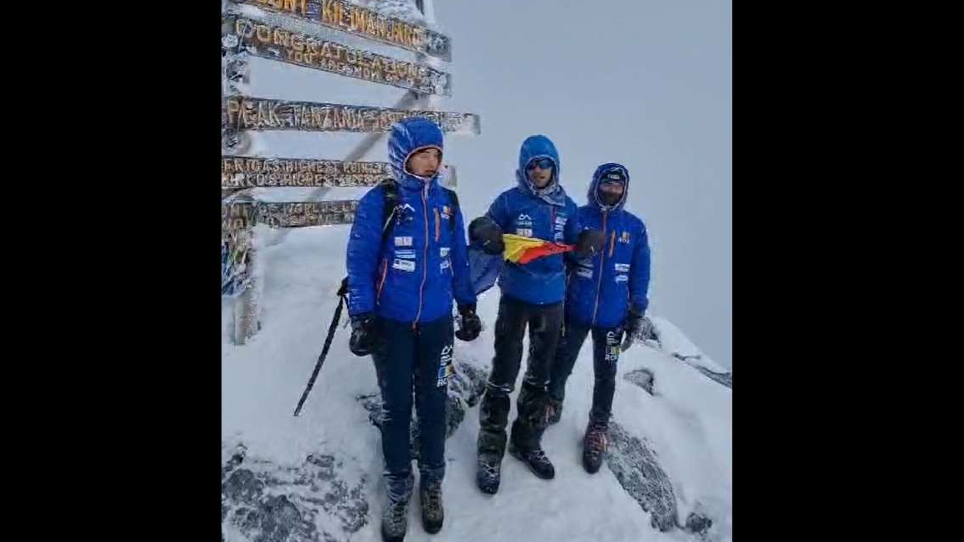 Steagul României a ajuns de 1 Decembrie pe Vârful Kilimanjaro, purtat de trei sportivi cu dizabilități. Cine sunt temerarii