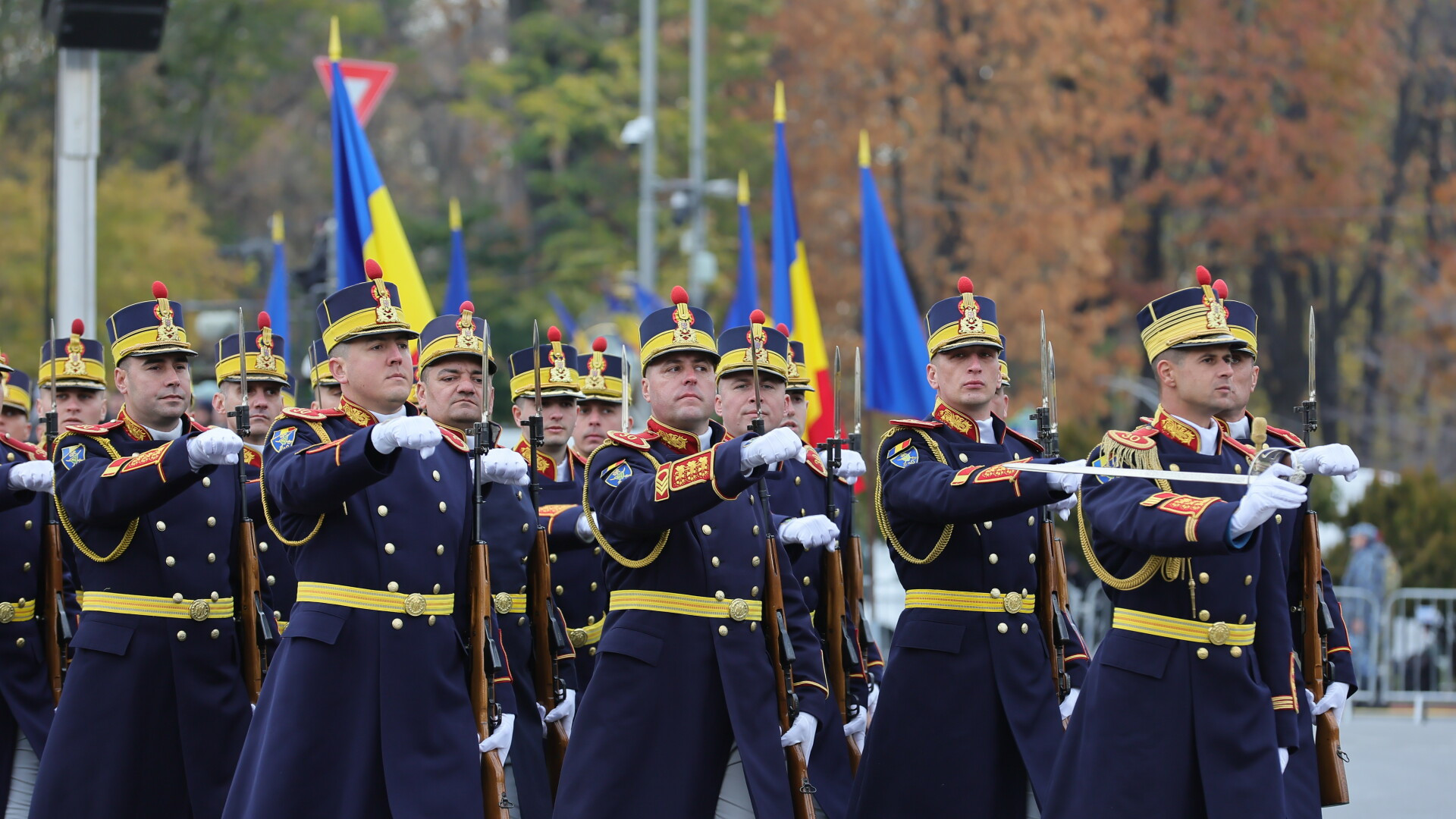 Parada militară de 1 Decembrie, în marile orașe. Tadiționala ceremonie, surprinsă în imagini | GALERIE FOTO