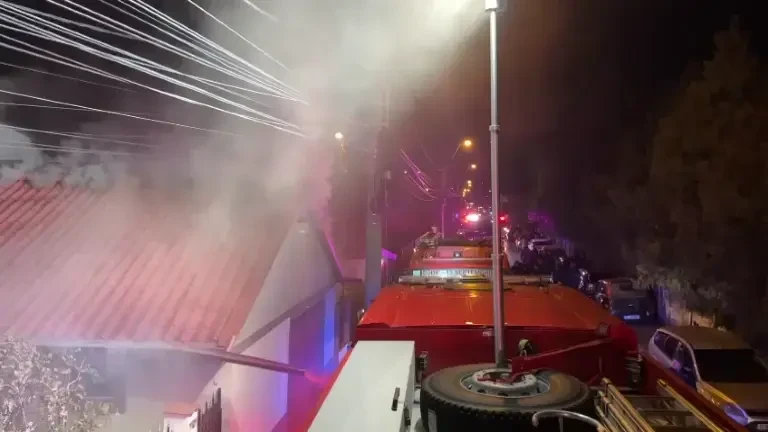 Incendiu puternic în București. Patru locuințe au luat foc