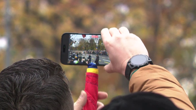 „Minunat, nu vedem nimic”. Cum a fost admirată parada de Ziua Națională în București. Spectatorii au făcut echilibristică