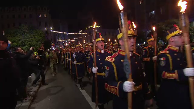 Bucureștenii, fascinați de parade, expoziții și luminile tricolorului. Cum a arătat Ziua Națională a României în Capitală