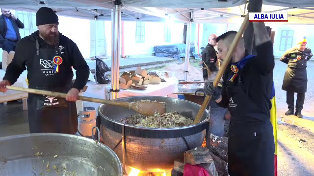 „Să fie românul mulțumit”. Orașul în care, de Ziua Națională, s-au servit peste 10.000 de porții de varză cu cârnați