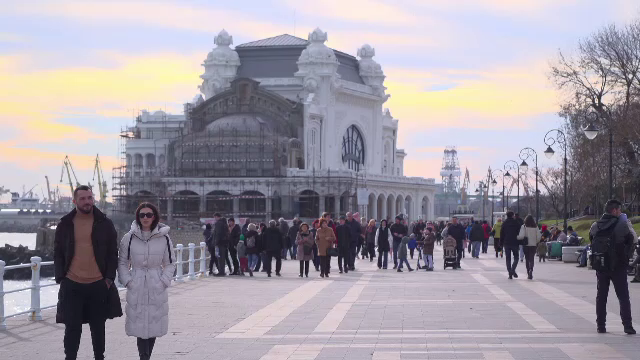 Vremea bună de la mare i-a scos pe oameni din case. Cum s-au relaxat constănțenii la malul mării, de Ziua Națională