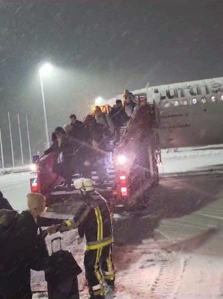 Momente dramatice în Munchen. 100 de români au rămas blocați într-un avion, din cauza vremii nefavorabile | VIDEO