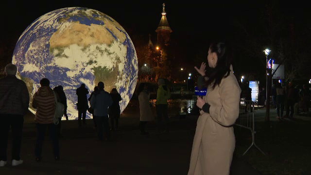 Surpriză pentru turiștii care au vizitat Capitala Culturală Europeană. Un glob uriaș a plutit pe râul Bega