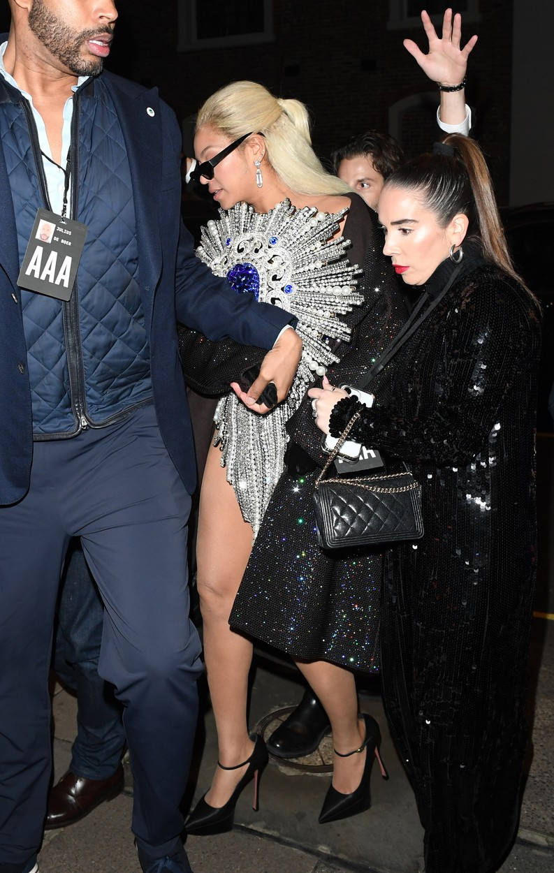 Beyonce a purtat o bijuterie imensă în loc de rochie. Vedeta a șocat cu ultima ei apariție | FOTO