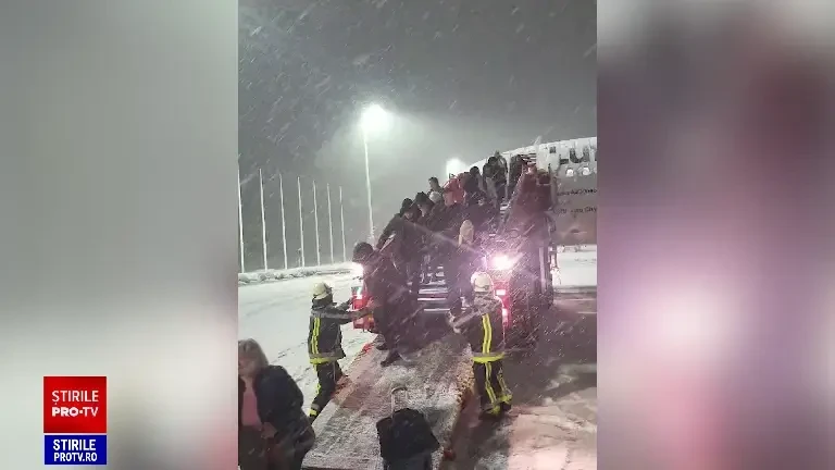 Momente dramatice în Munchen. 100 de români au rămas blocați într-un avion, din cauza vremii nefavorabile | VIDEO