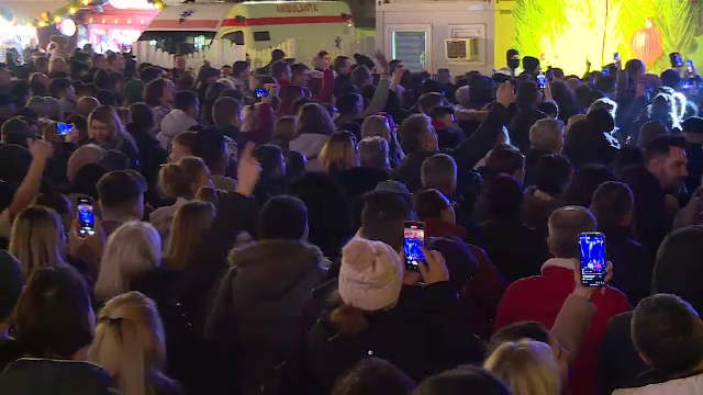 Cum au petrecut românii în Piața Constituției, la Târgul de Crăciun. La căsuțele cu bunătăți a fost coadă
