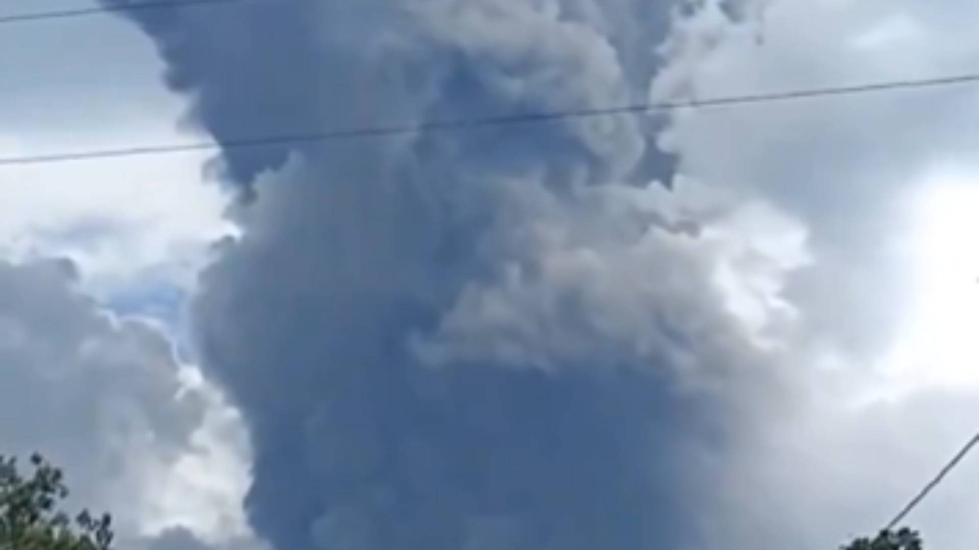 Erupţie a vulcanului Marapi, Indonezia. Coloana de cenuşă a ajuns până la trei kilometri altitudine