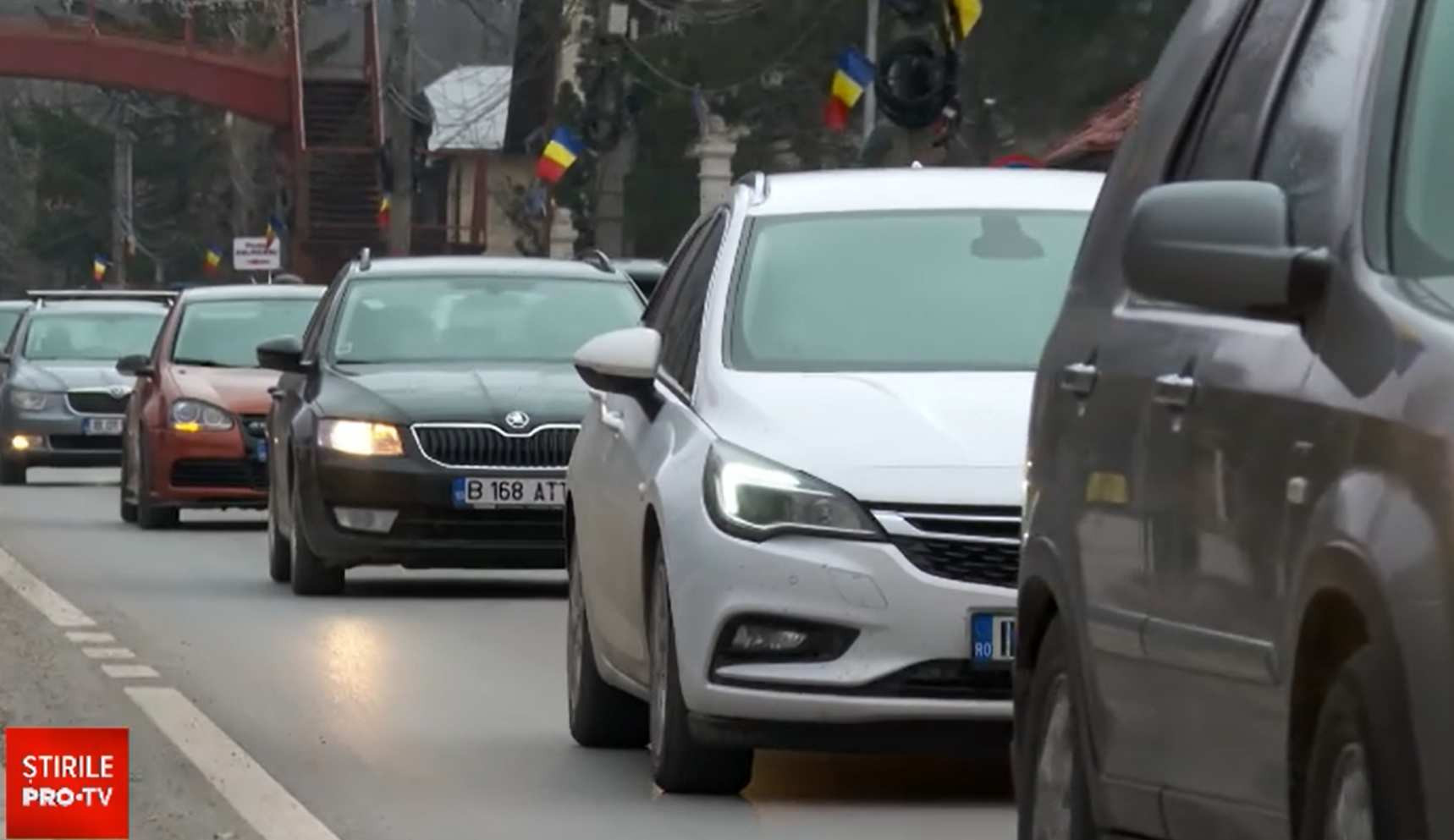 Drum de 10 minute parcurs în aproape două ore de șoferii care au plecat de la munte. „Să vină autostrada odată"