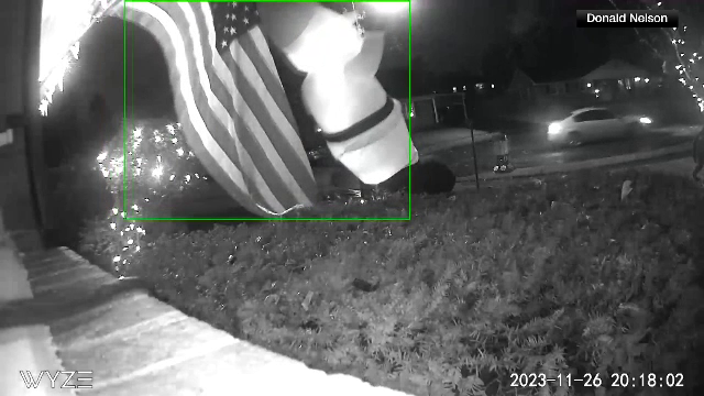 Un Moș Crăciun, gonflabil, ar fi fost împușcat de o persoană încă neidentificată. „E pur și simplu răutate gratuită” | VIDEO