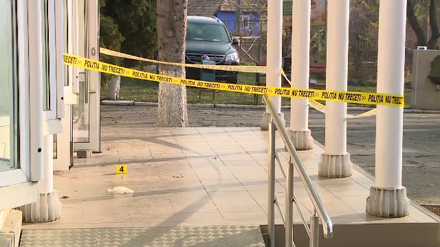 Bărbatul care și-a înjunghiat soția în sediul Primăriei din Belcești a fost arestat preventiv. Cei doi merseseră să divorțeze
