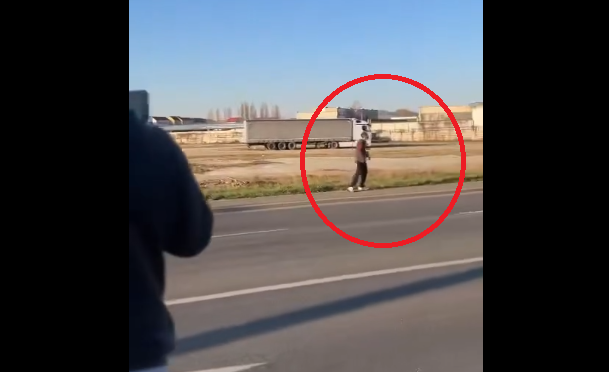 Un bărbat a amenințat cu un cuțit oamenii de pe o stradă din Sibiu și a tăiat anvelopele mai multor mașini