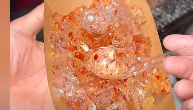 VIDEO. Un nou fel de mâncare, ”street food”, devine tot mai popular în China: cuburile de gheață preparate la grătar