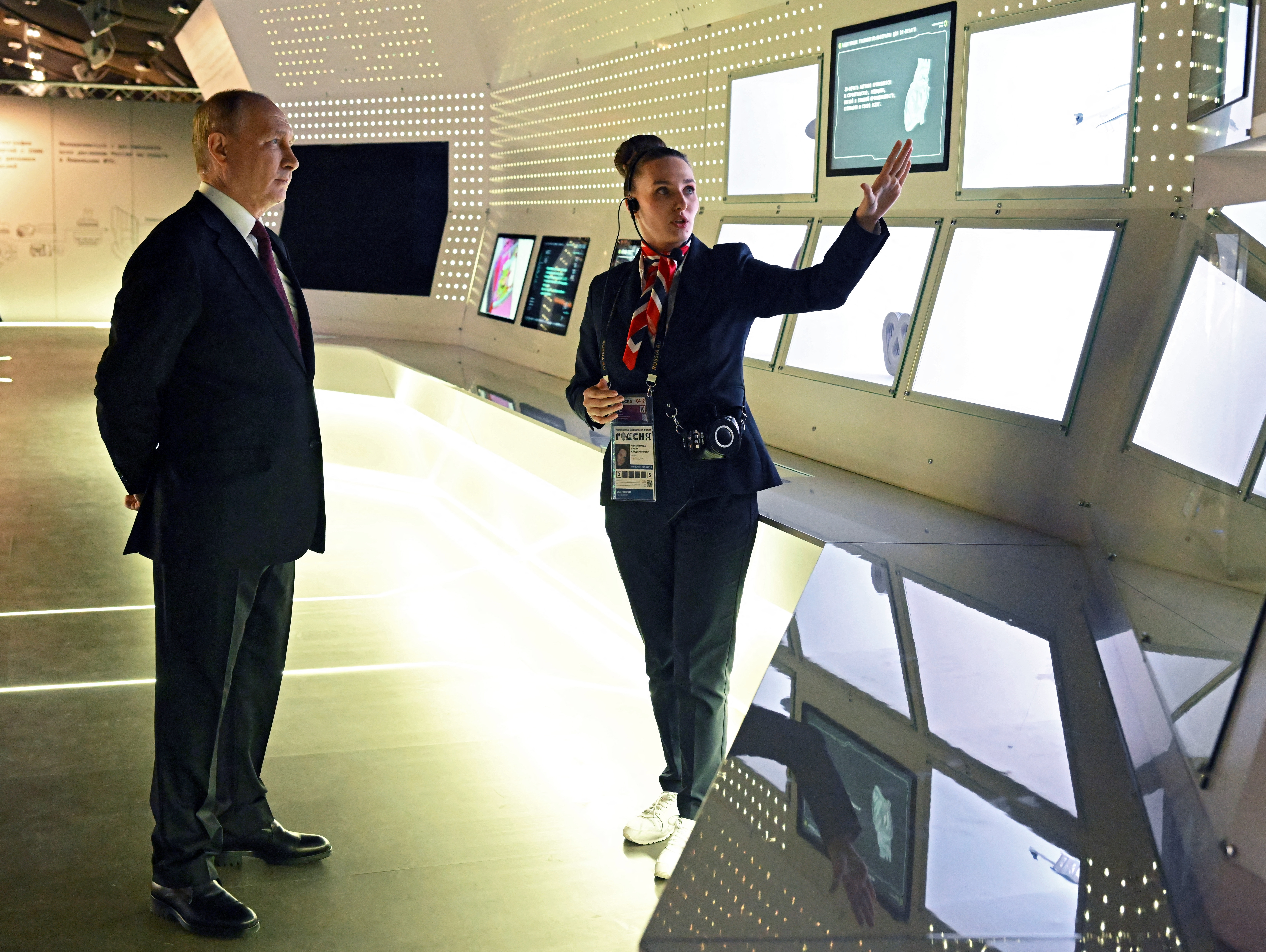 Vladimir Putin s-a ferit să apese pe o imitaţie de ”buton nuclear” la Expoziţia de realizări ruse