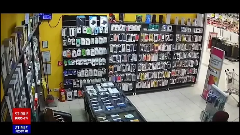 Imagini cu Cătălin Cherecheș în Budapesta, după ce a fugit din țară. Filmat într-un magazin de cartele