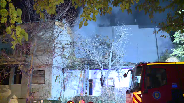 Incendiu masiv într-o zonă centrală a Capitalei. Focul a izbucnit la o casă abandonată