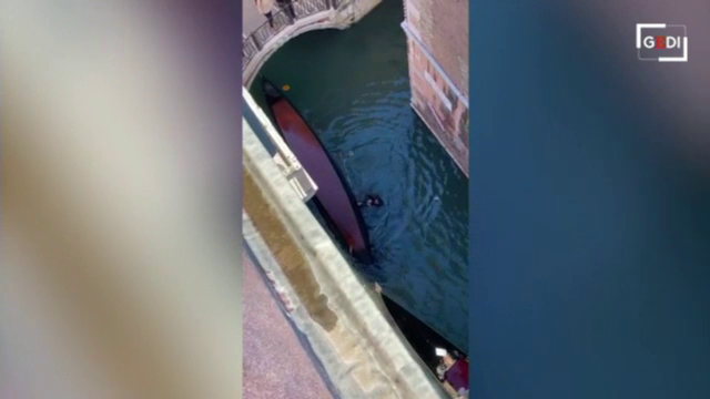 Mai mulți turiști care se plimbau cu gondola în Veneția s-au răsturnat în apă. Poliția anchetează incidentul