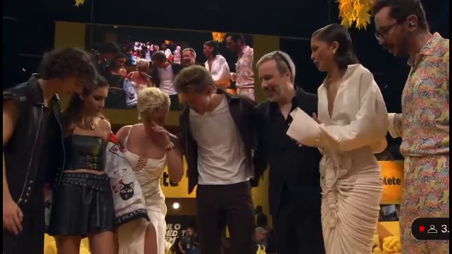 Momentul în care actrița Florence Pugh este lovită în ochi, pe scenă