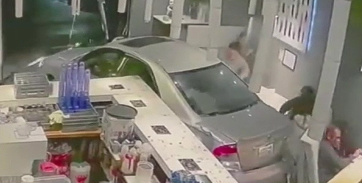 Momentul în care un șofer ajunge cu mașina direct într-un restaurant. Reacțiile clienților | VIDEO