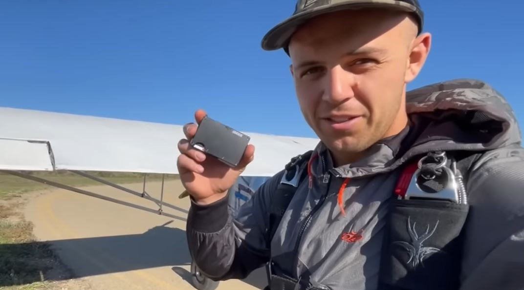 A sărit din avion pentru vizualizări. Ce a pățit un influencer care a înscenat prăbușirea unui avion | VIDEO