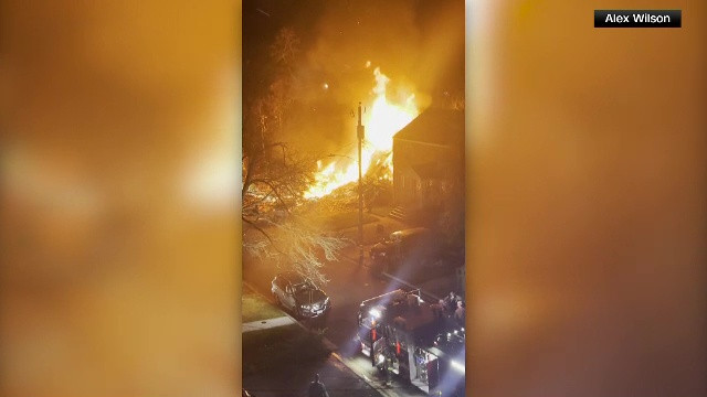 O casă din SUA a explodat chiar în timp ce poliția îl soma pe un bărbat din interior să se predea. 3 polițiști sunt răniți