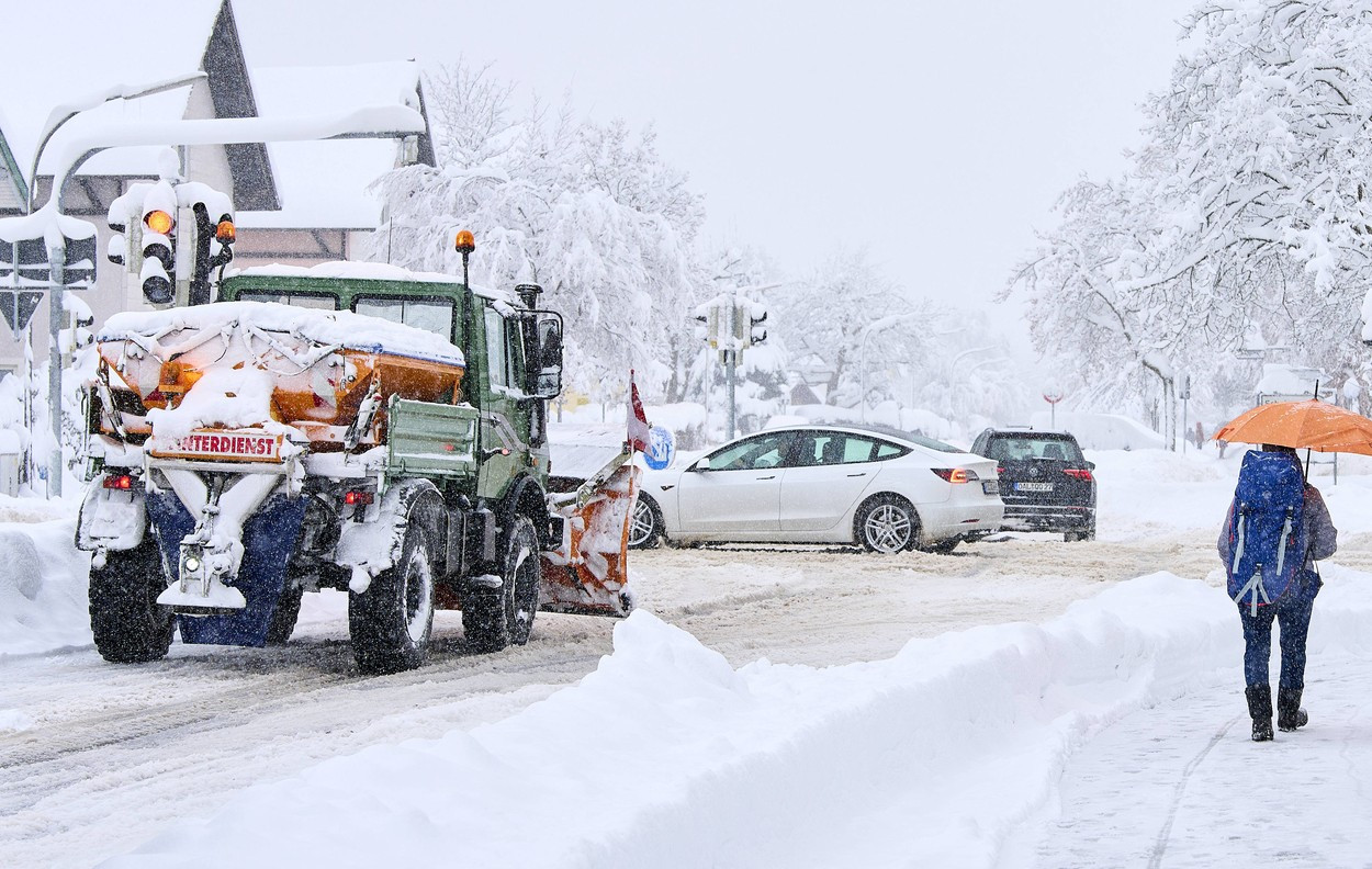 MAE, atenţionare de călătorie pentru Germania. Perturbări în transportul aerian, rutier şi feroviar din cauza ninsorilor