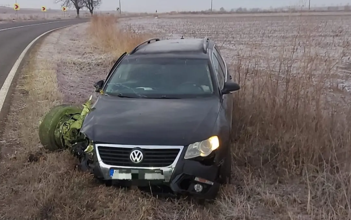 Un tânăr fără permis a furat mașina unei cunoștințe și a făcut accident, în Tulcea. Bărbatul era beat