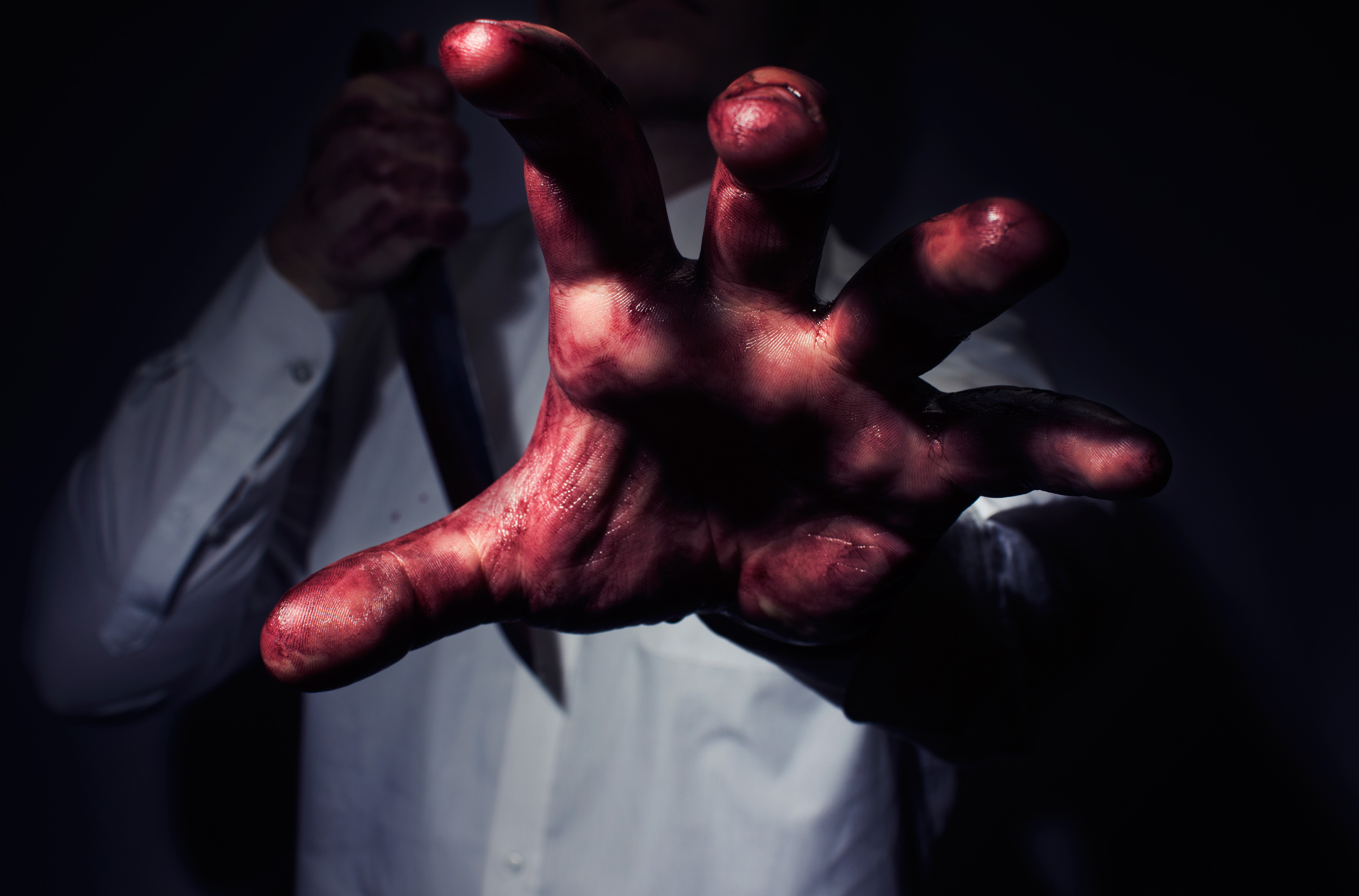 Cunoscut jurnalist, achitat după ce și-a ucis soția. A fost găsit citind lângă ea: ”Era un demon care ieșea din capul ei”