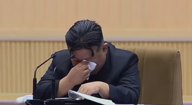 Kim Jong Un a plâns în fața a mii de femei, cerându-le să crească rata natalității. VIDEO