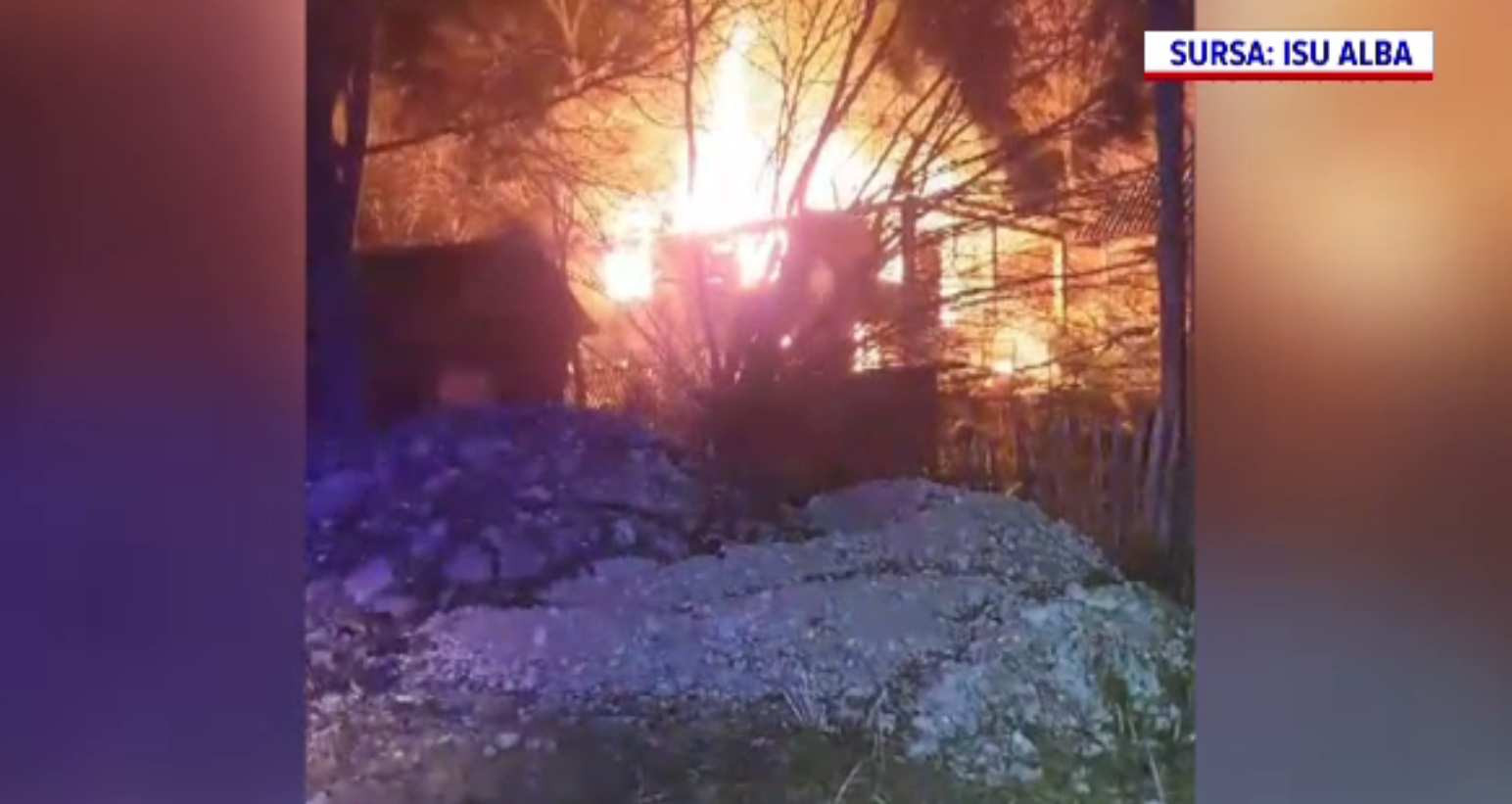 Casă mistuită de un incendiu în comuna Ponor, Alba. De la ce a pornit focul