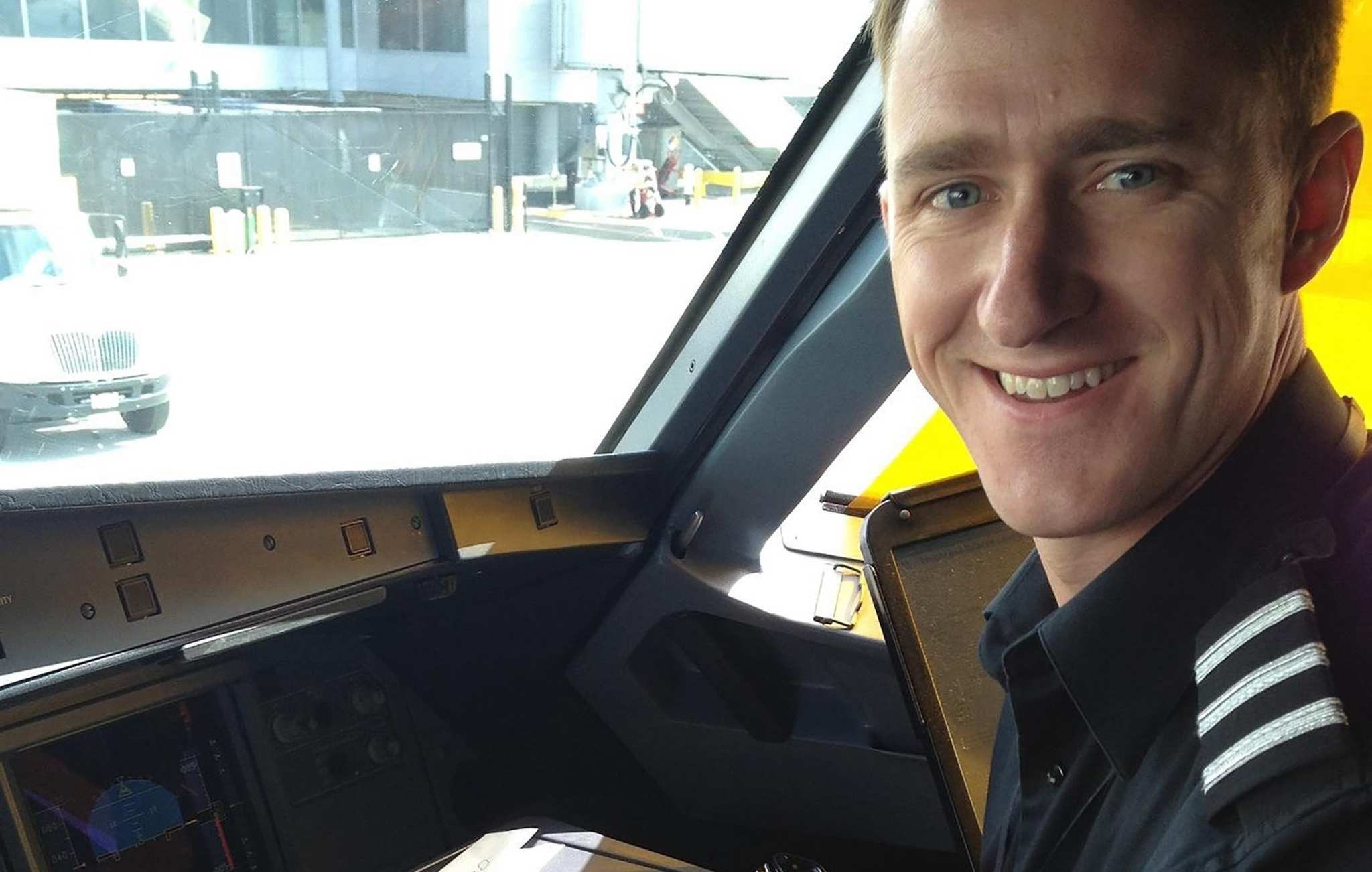 Pilotul care a vrut să oprească motoarele avionului, 84 de capete de acuzare. S-a scuzat că „era pe ciuperci”