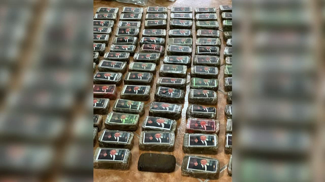 Zeci de pachete suspecte cu fața lui Vladimir Putin, confiscate în Iași. Ce conțineau