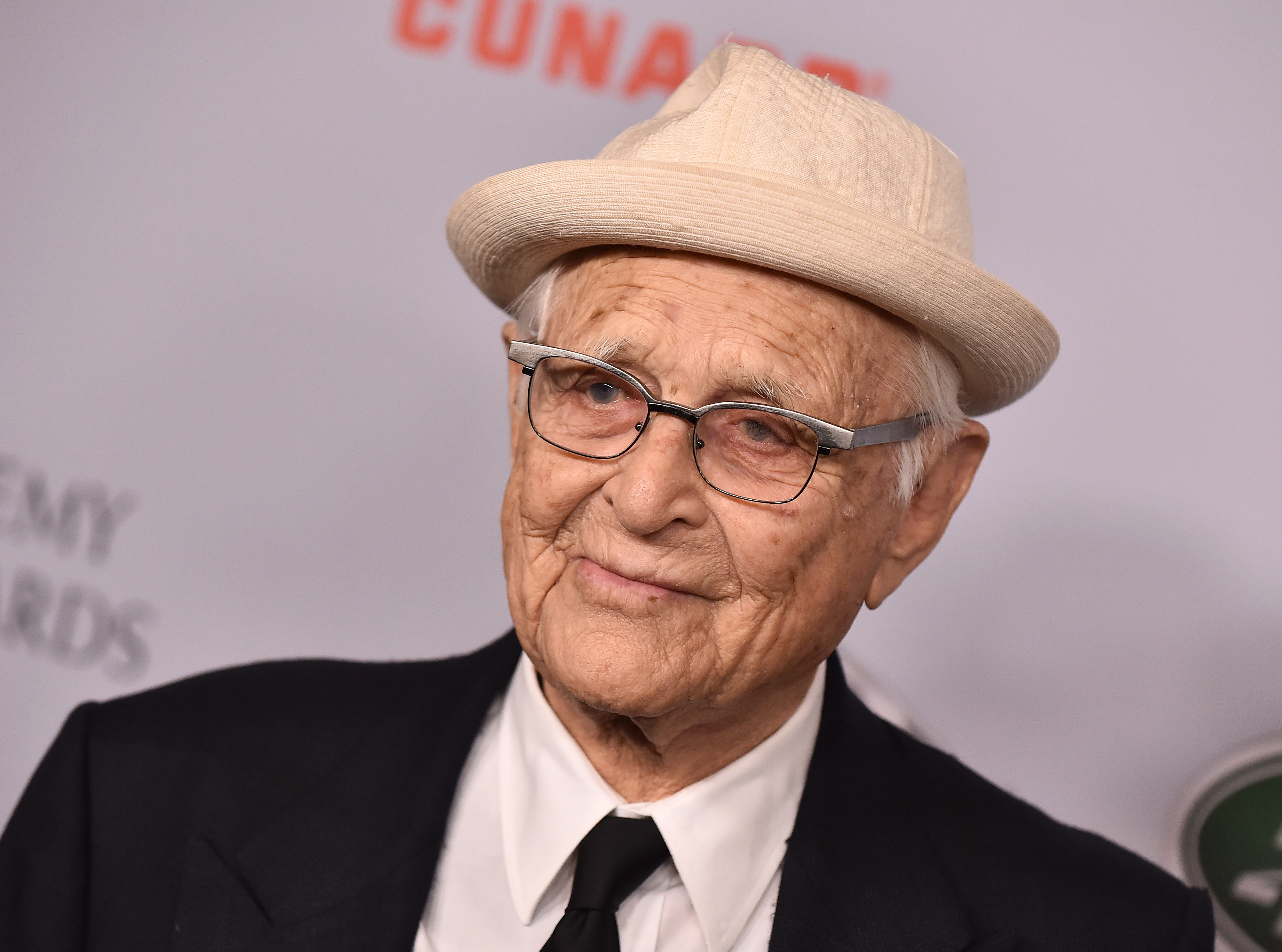 A murit Norman Lear. Scenaristul care a revoluţionat comedia americană avea 101 ani