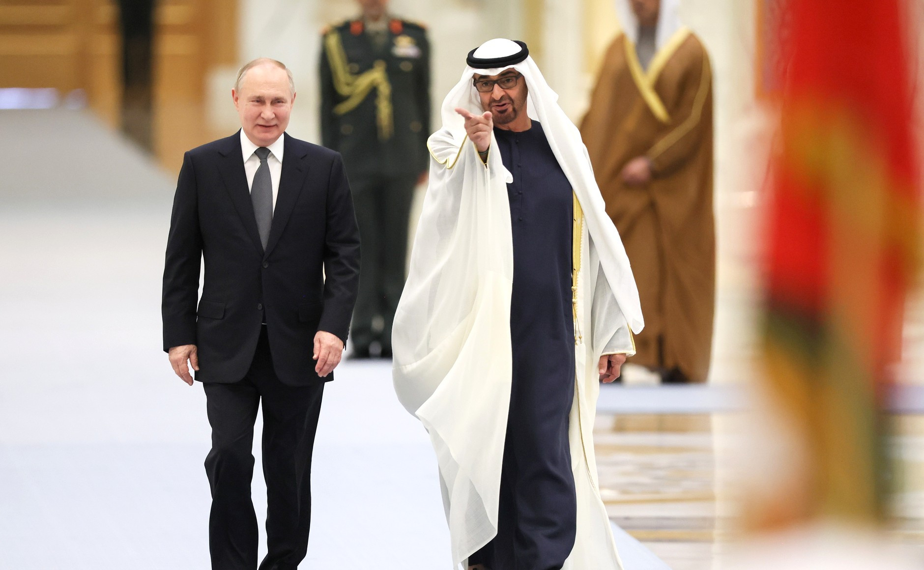 Putin a zburat la Abu Dhabi escortat de avioane de război. Arabii i-au desenat pe cer steagul Rusiei FOTO & VIDEO