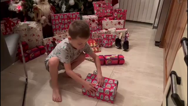 Moş Nicolae şi-a făcut timp să treacă pe la toţi cei care au fost cuminţi. S-au auzit chiote de bucurie şi copii fericiţi