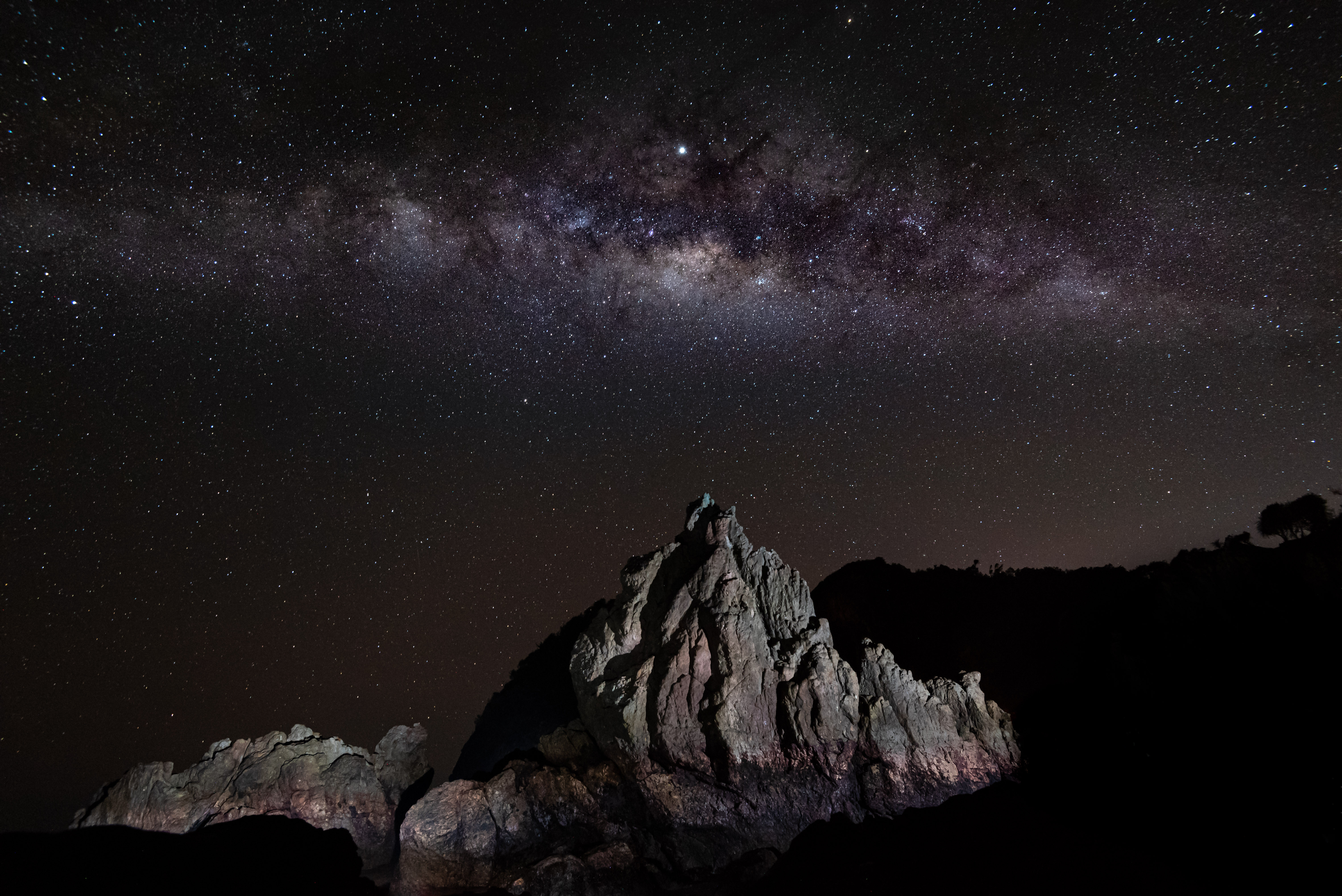 Studiu: Vânturile galactice, un fenomen ce apare atunci când galaxiile expulzează materie cosmică